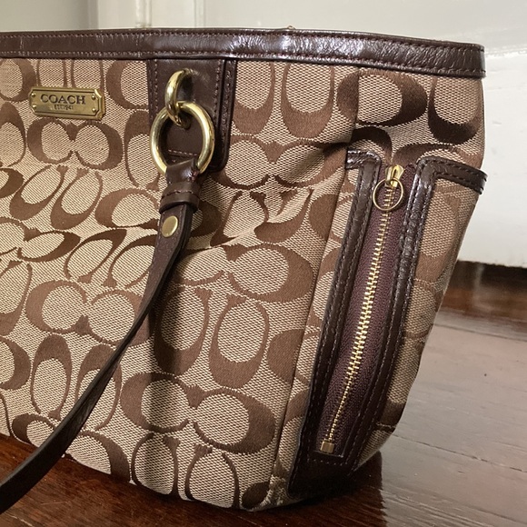 Signature Coach Print Shoulder Bag - Picture 2 of 16